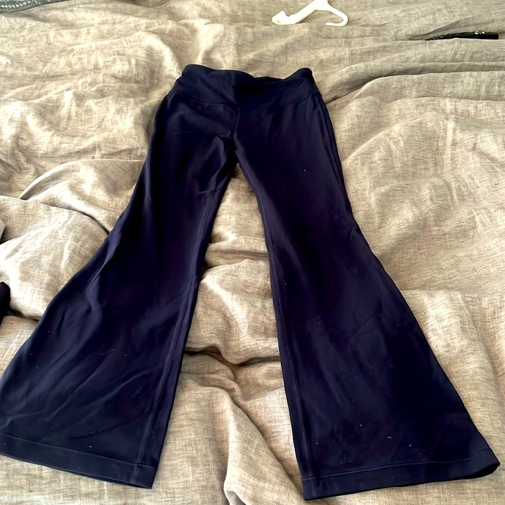 These Lululemon/Athleta flared leggings are super cute and trendy. Size L/12